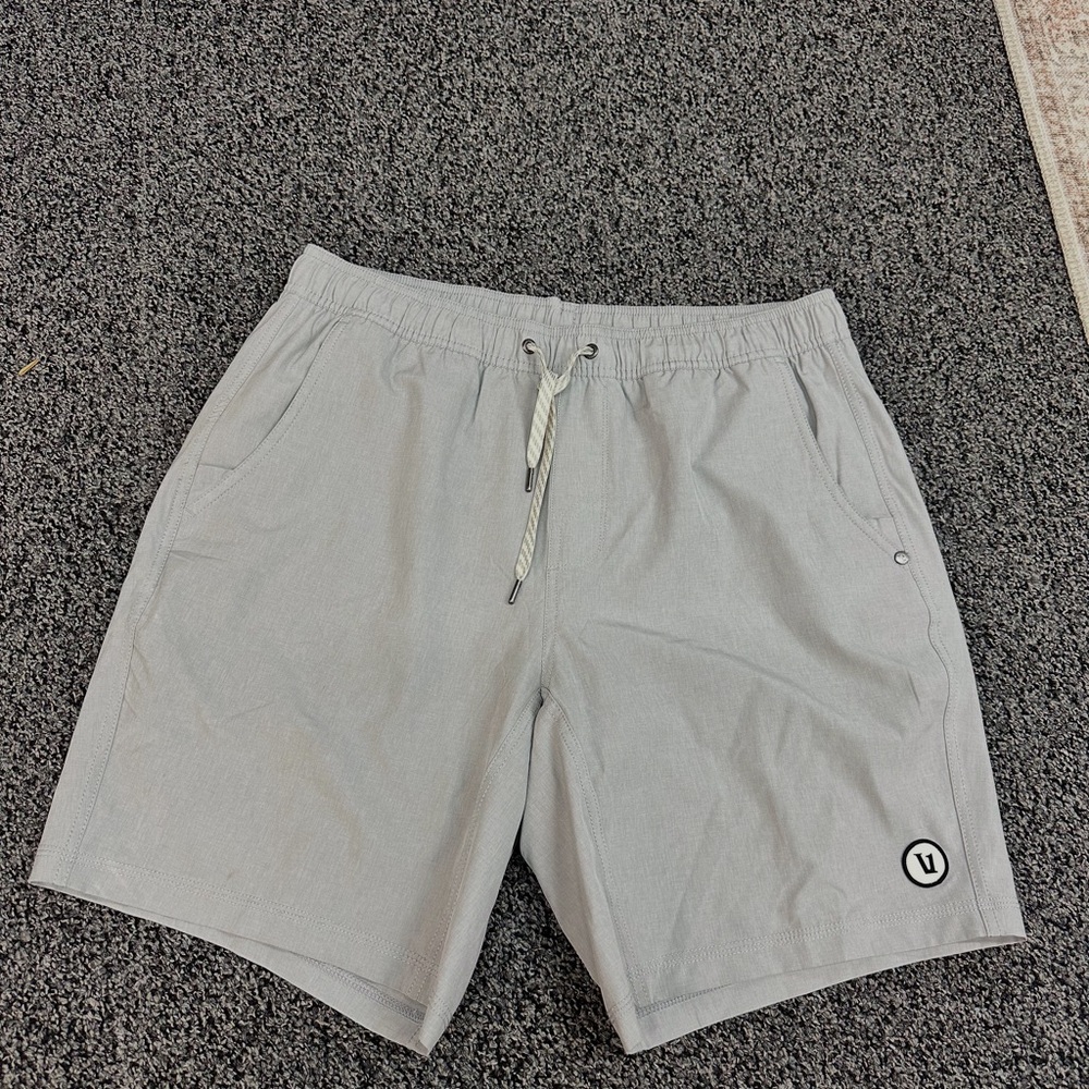 Vuori Kore men’s size large shorts. Lined 8”